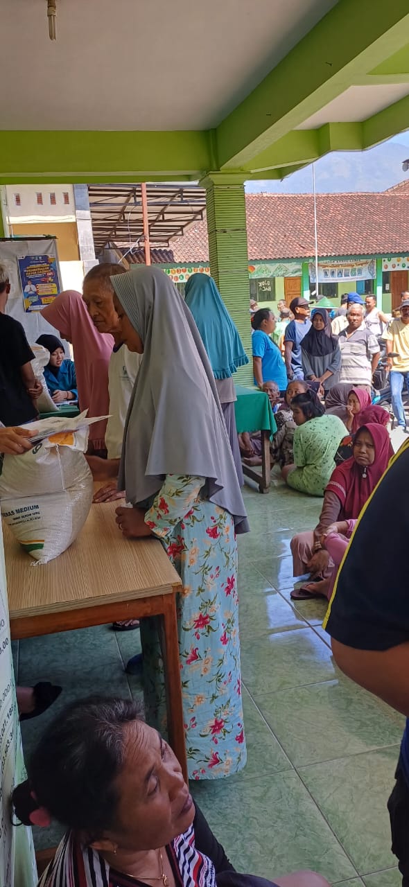 PENYALURAN BANTUAN BERAS DESA CEPOKO