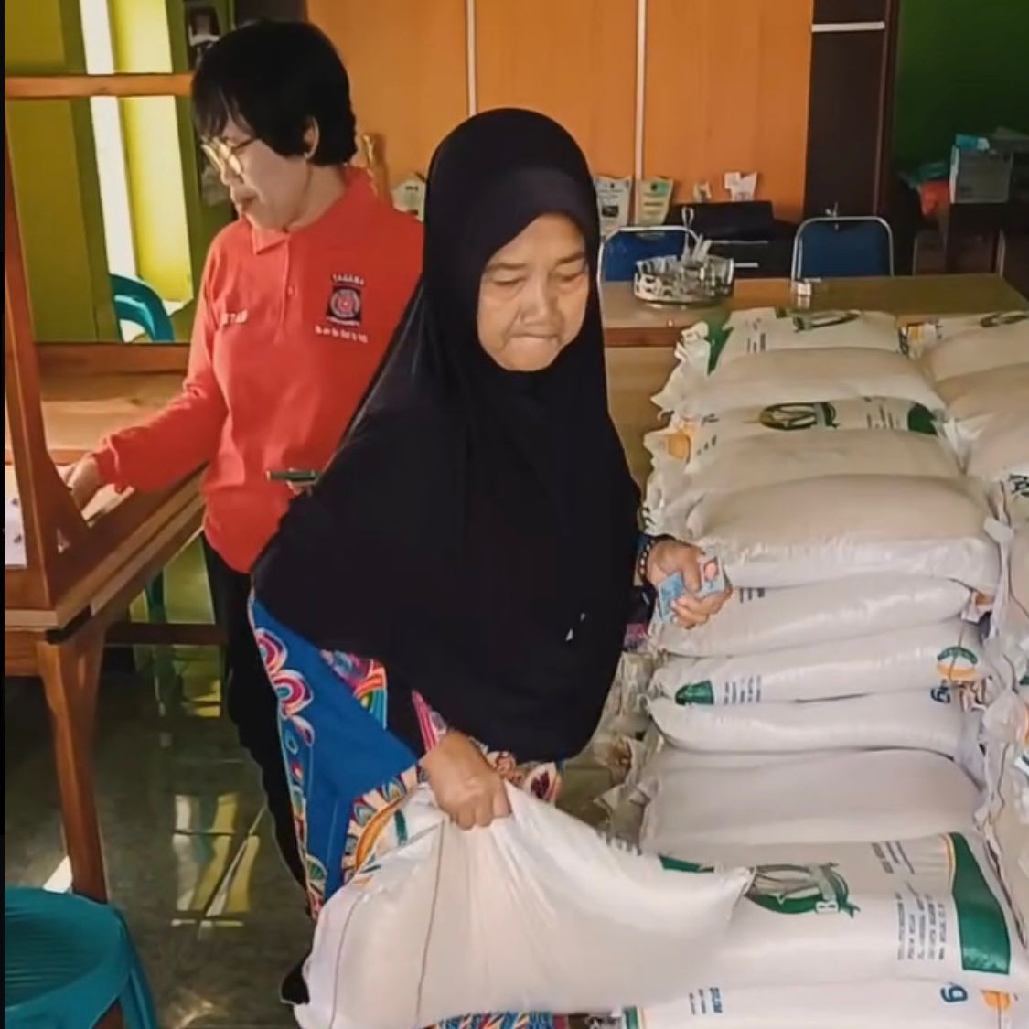 PENYALURAN BANTUAN BERAS BULOG BANTUAN BULAN OKTOBER